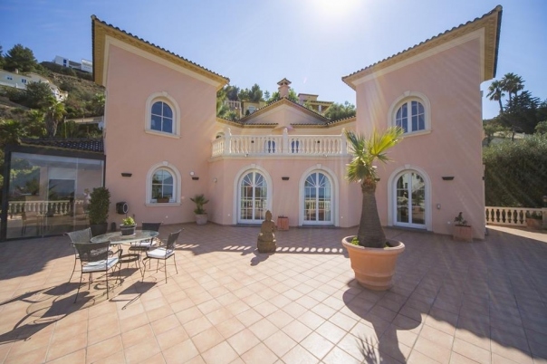 5 bed villa in Denia