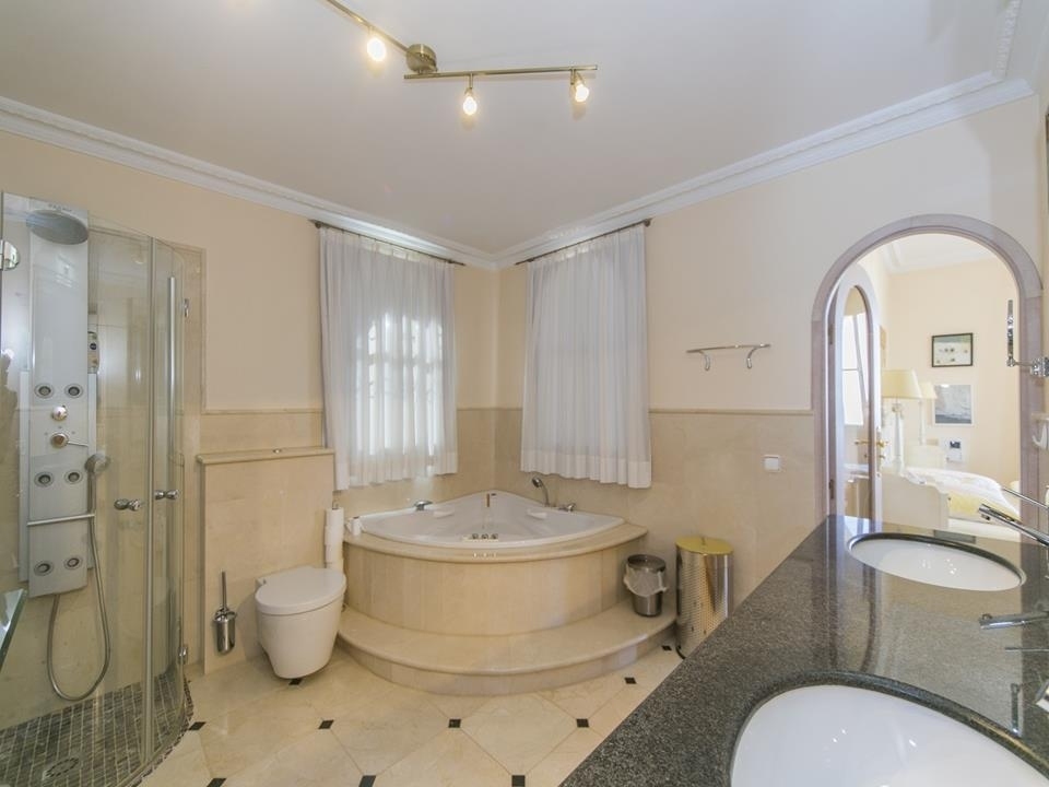 5 bed villa in Denia