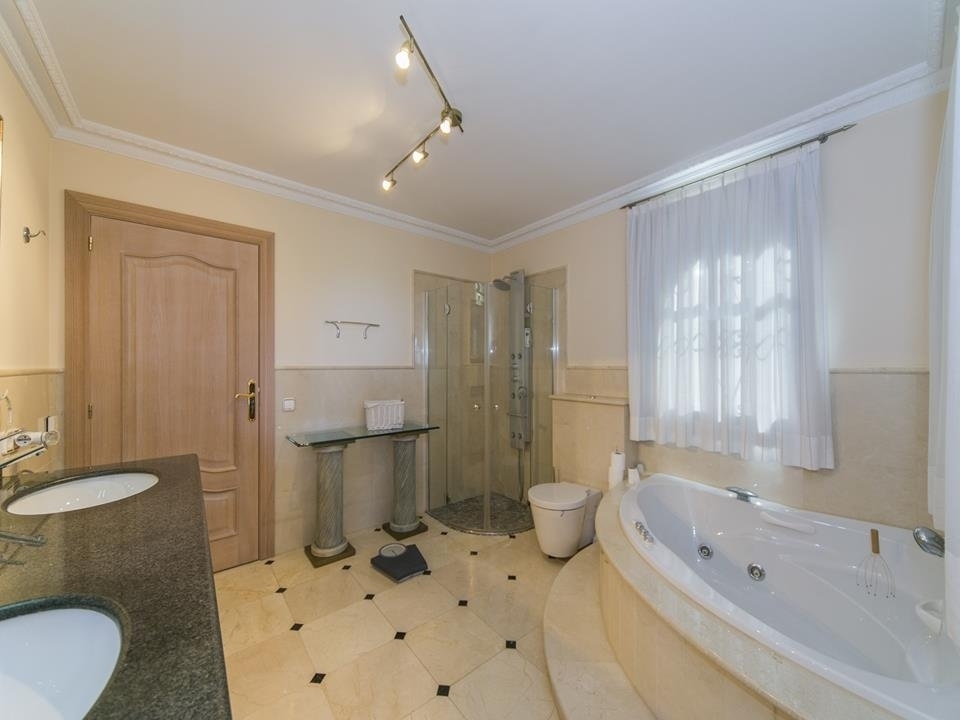 5 bed villa in Denia
