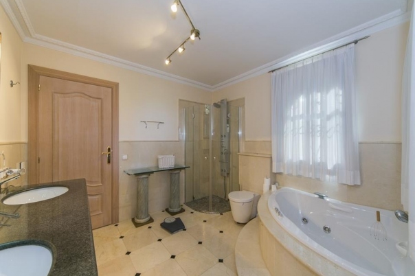 5 bed villa in Denia