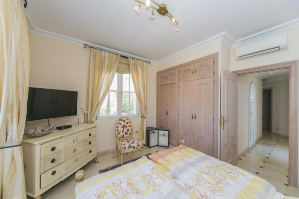5 bed villa in Denia