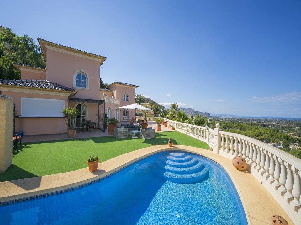 5 bed villa in Denia