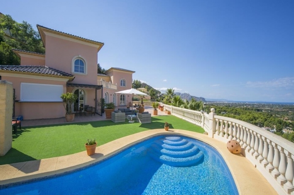 5 bed villa in Denia
