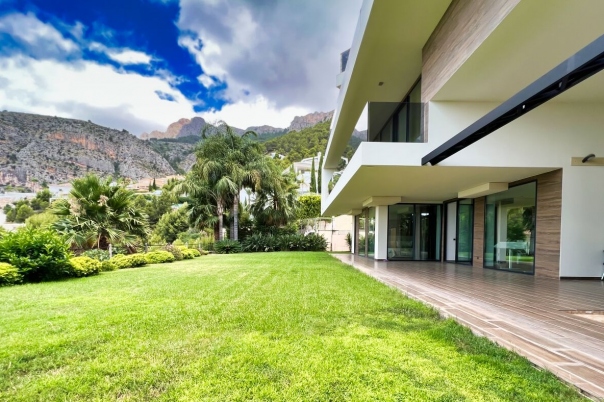 4 bed villa in Altea