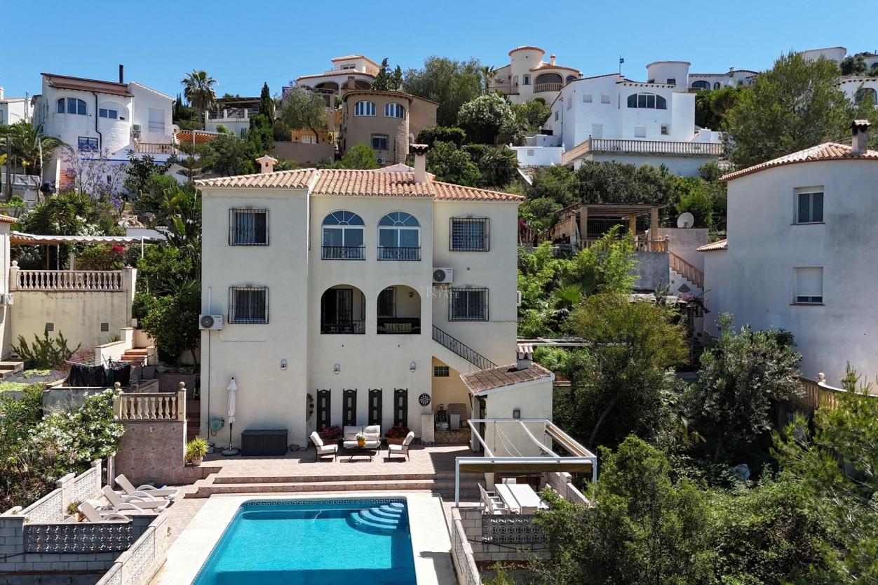 5 bed villa in Pedreguer