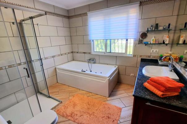 5 bed villa in Pedreguer