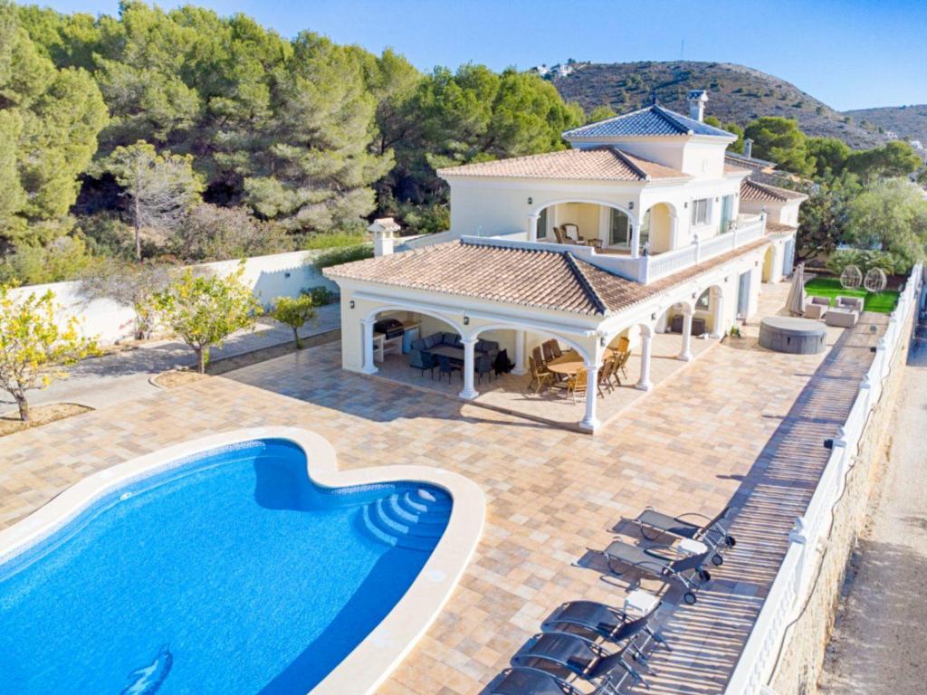 5 bed villas in Moraira