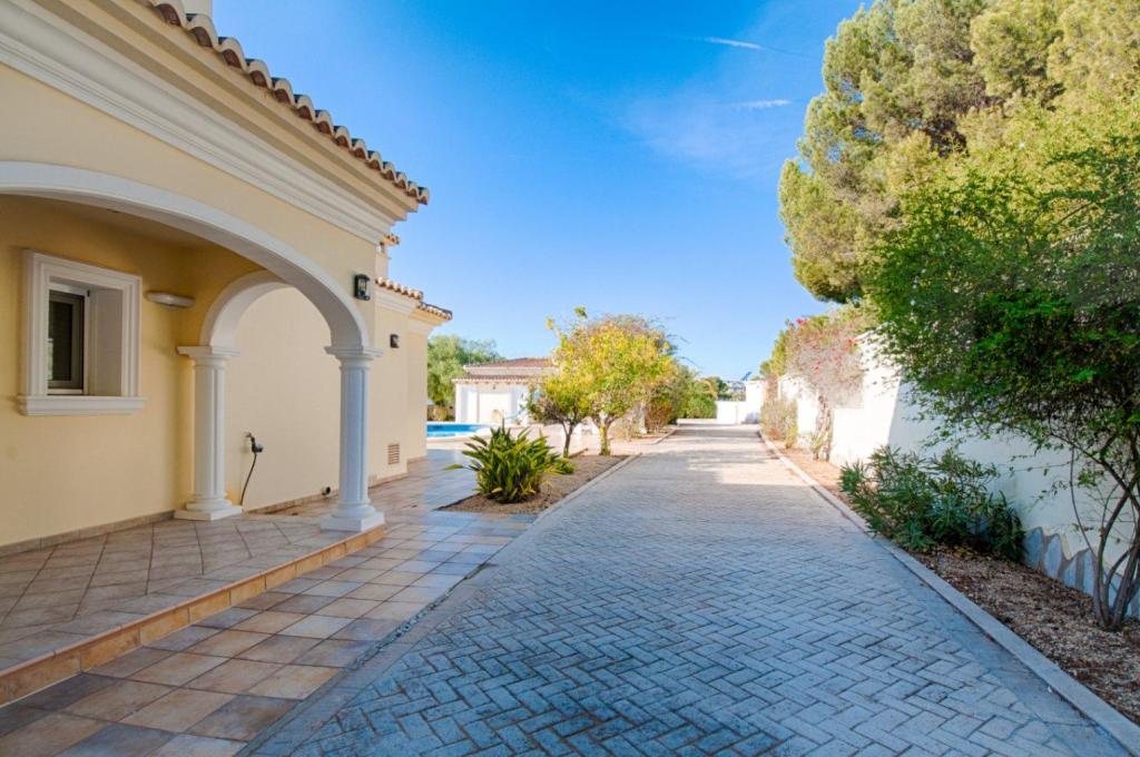 5 bed villas in Moraira