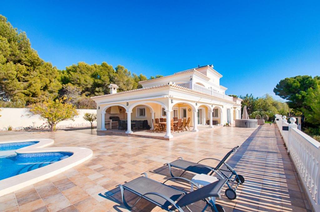 5 bed villas in Moraira