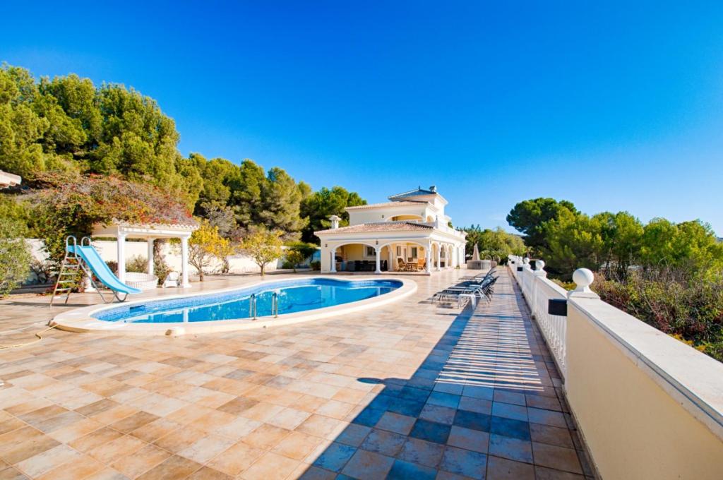 5 bed villas in Moraira