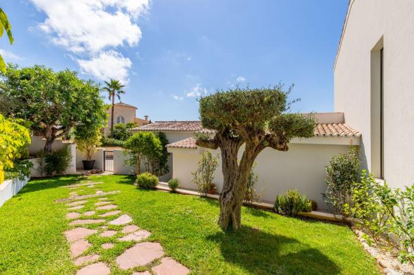 5 bed villas in Moraira