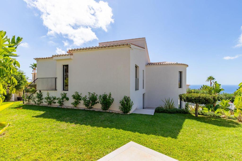 5 bed villas in Moraira