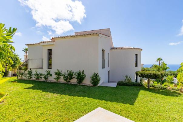 5 bed villas in Moraira