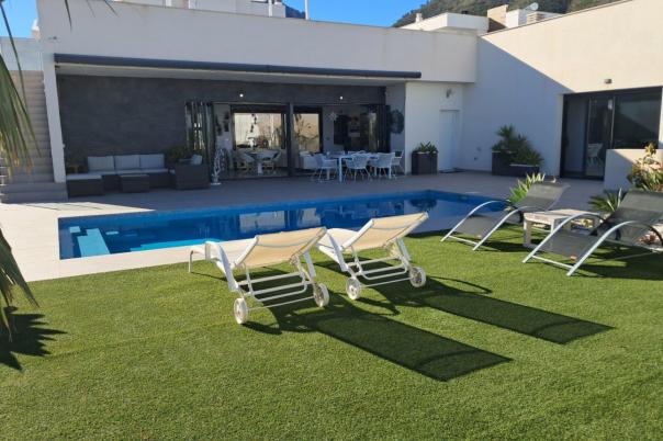 5 bed villa in Polop