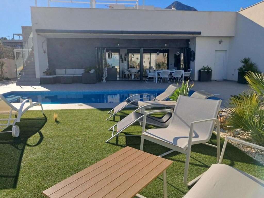 5 bed villa in Polop