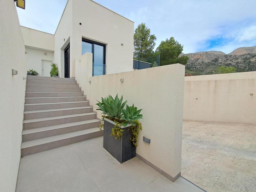 5 bed villa in Polop