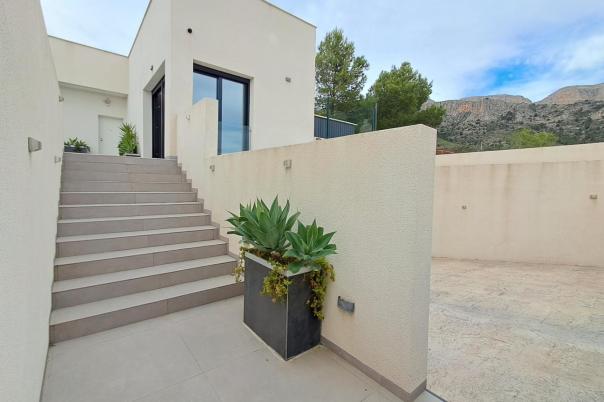 5 bed villa in Polop