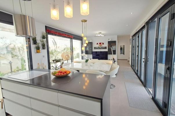 5 bed villa in Polop