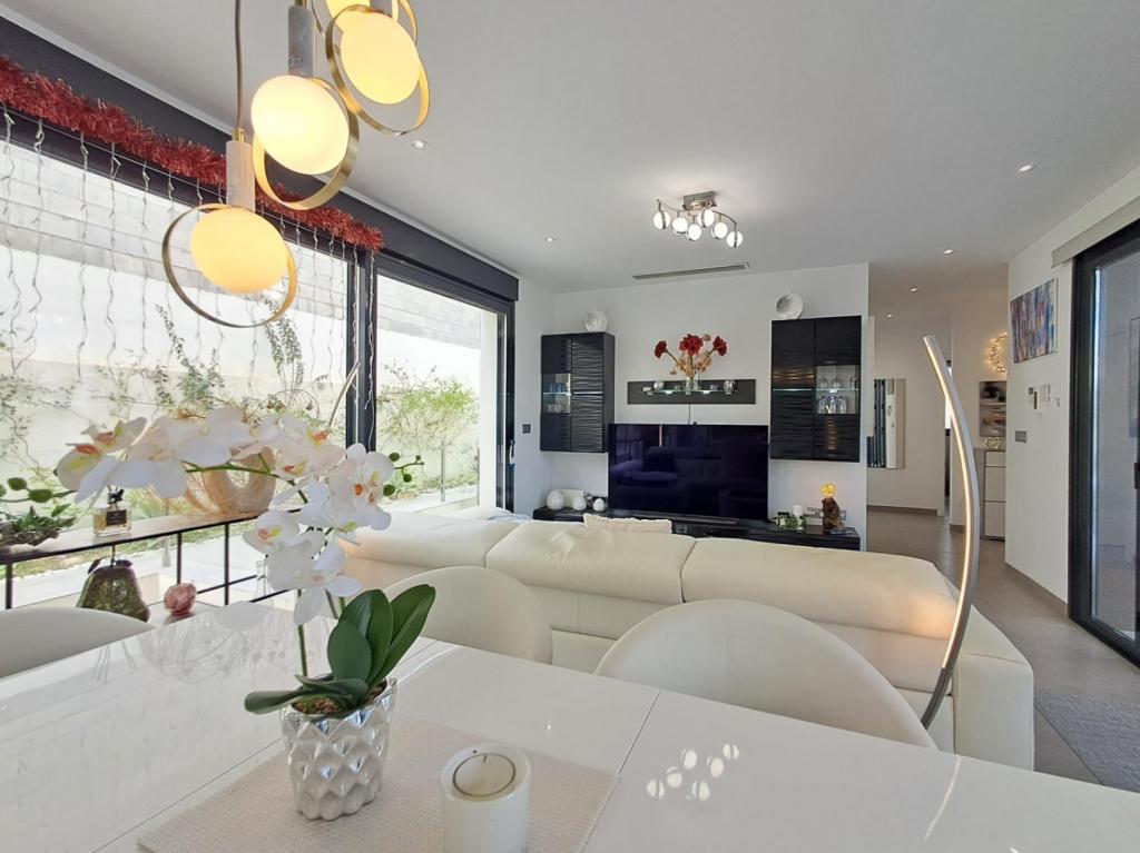 5 bed villa in Polop