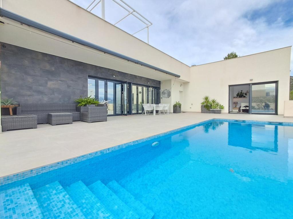 5 bed villa in Polop
