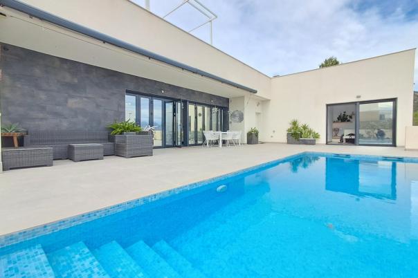 5 bed villa in Polop