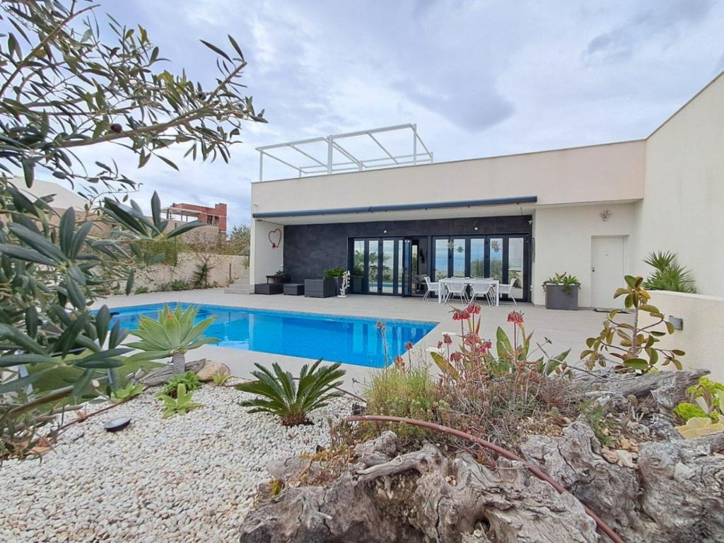 5 bed villa in Polop