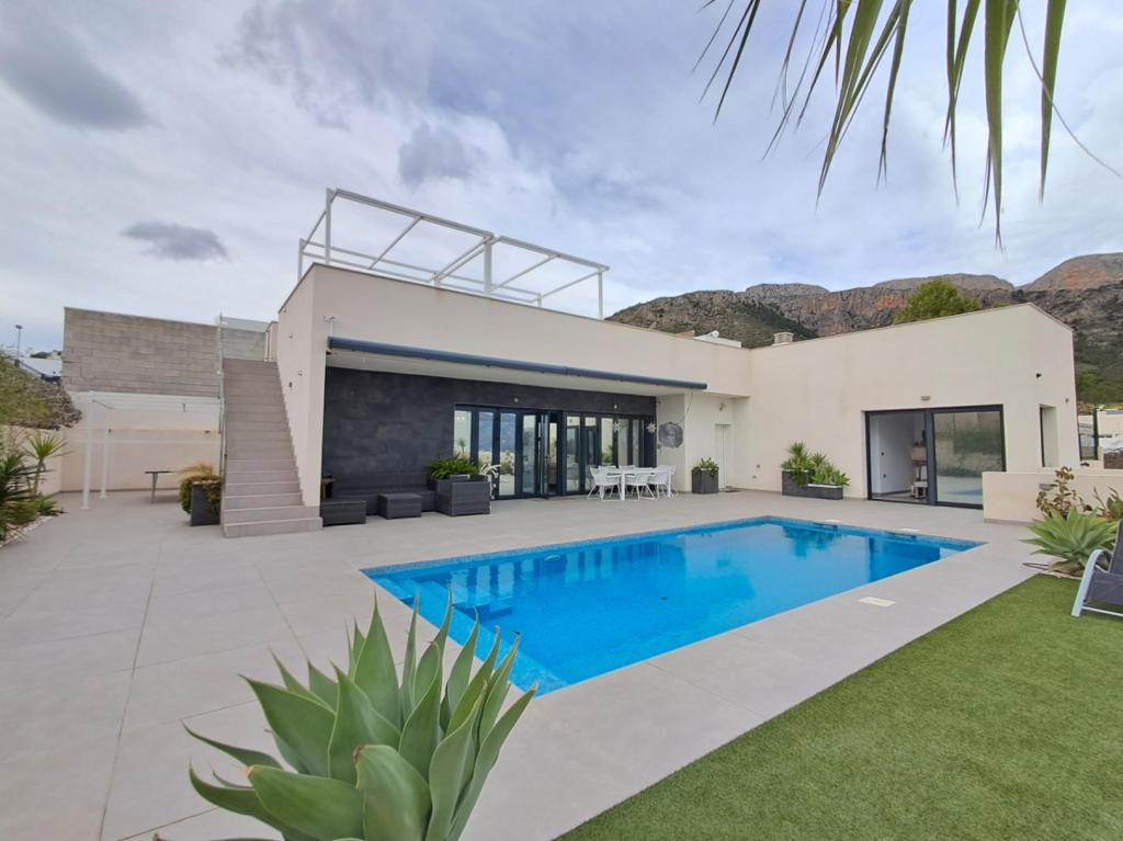 5 bed villa in Polop