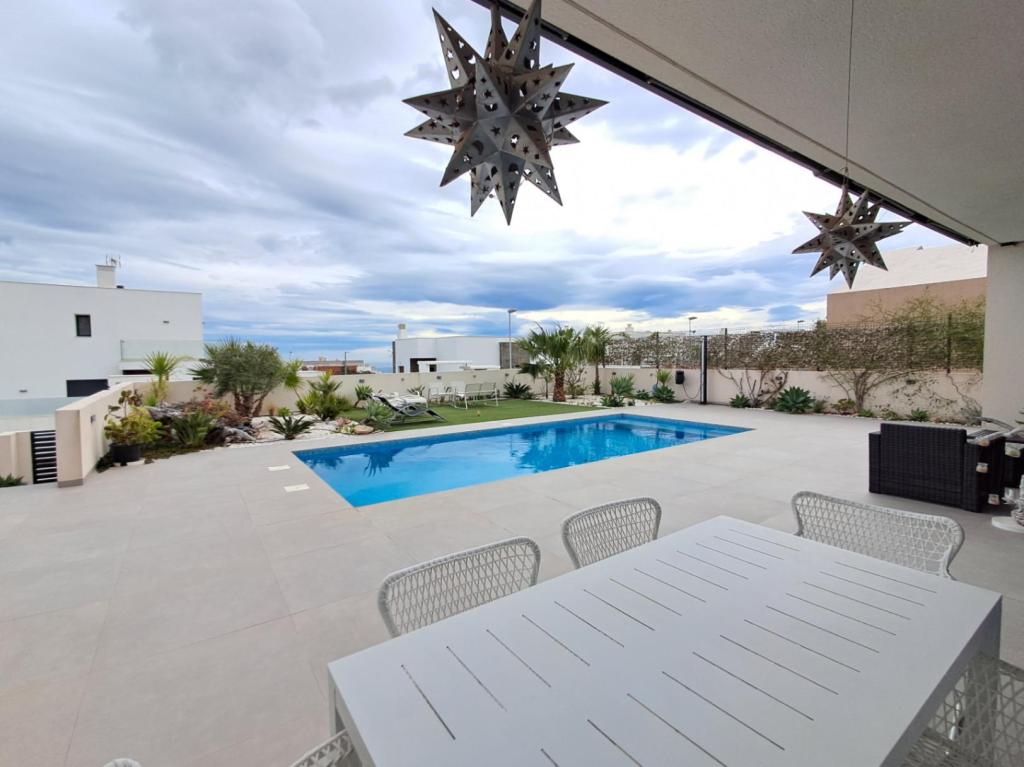 5 bed villa in Polop