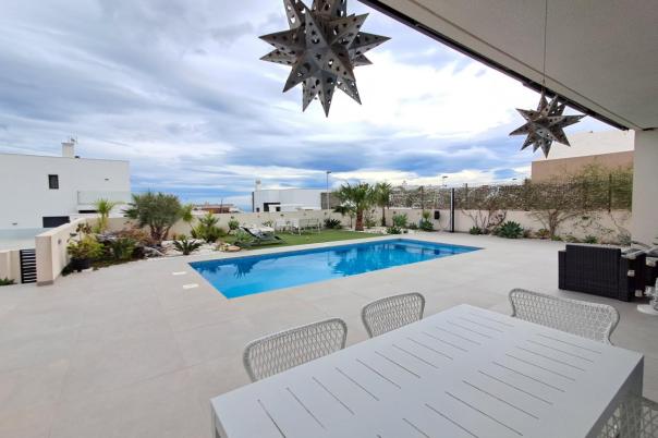 5 bed villa in Polop