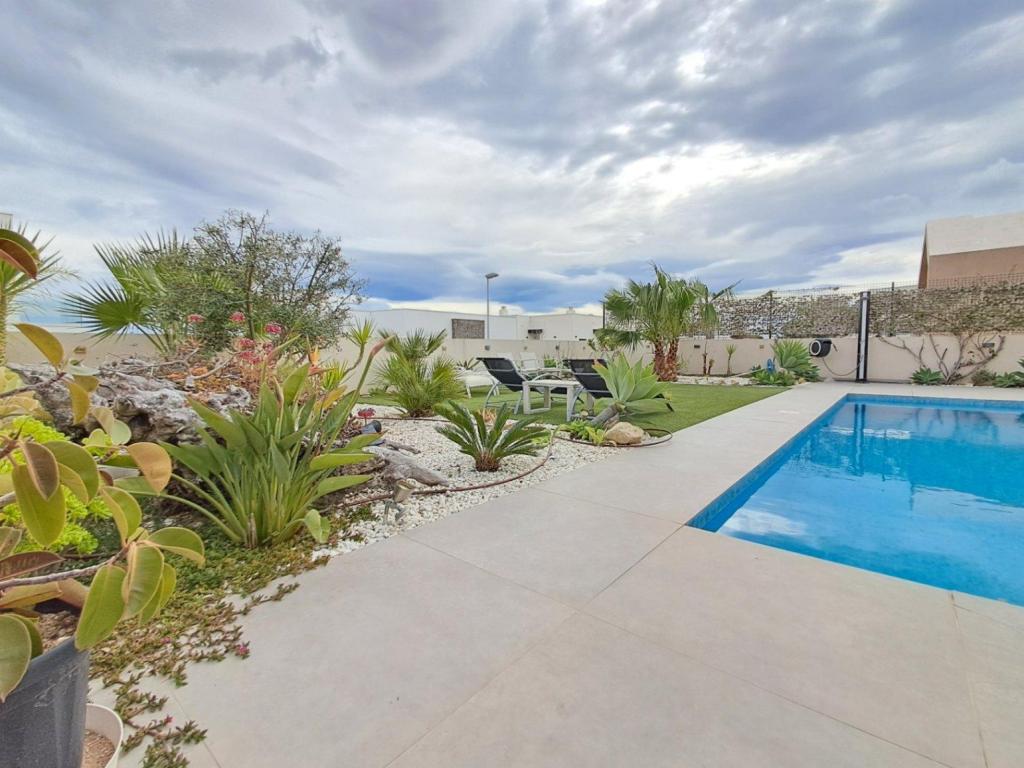 5 bed villa in Polop