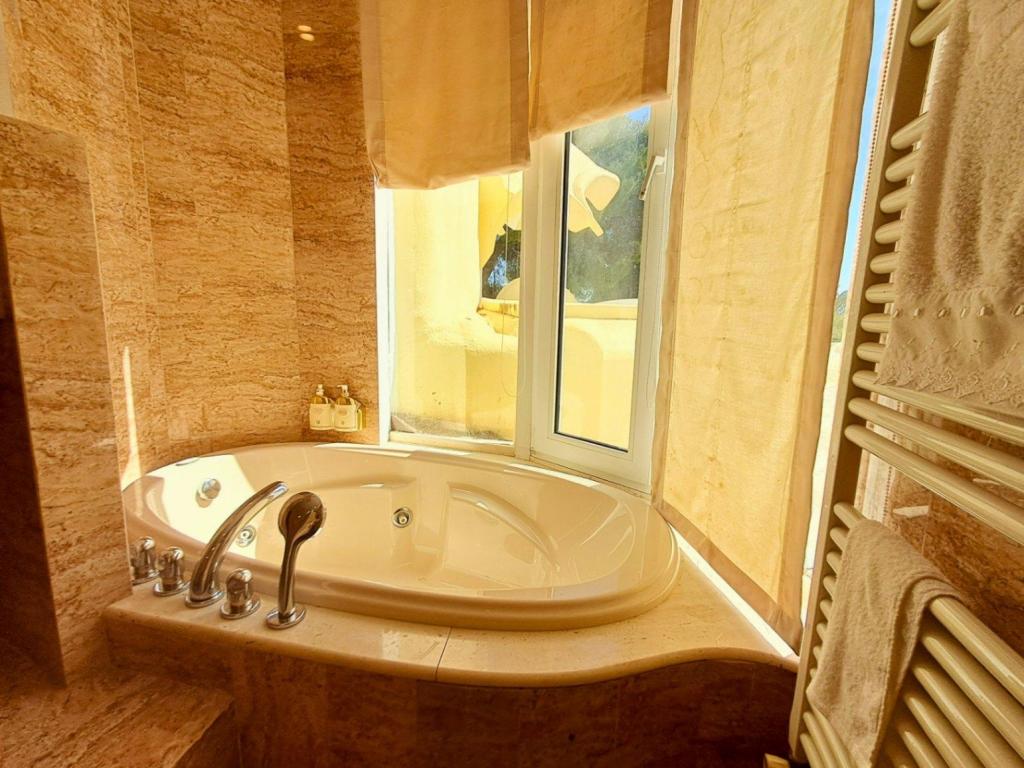 5 bed villa in Altea