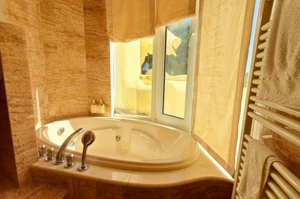 5 bed villa in Altea