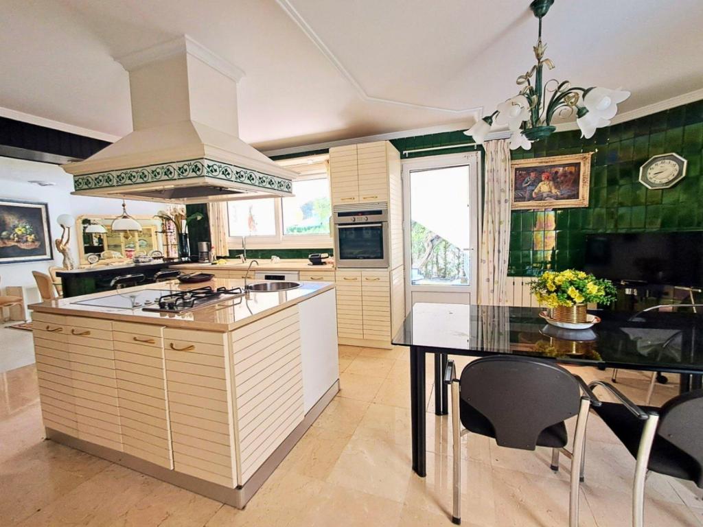 5 bed villa in Altea