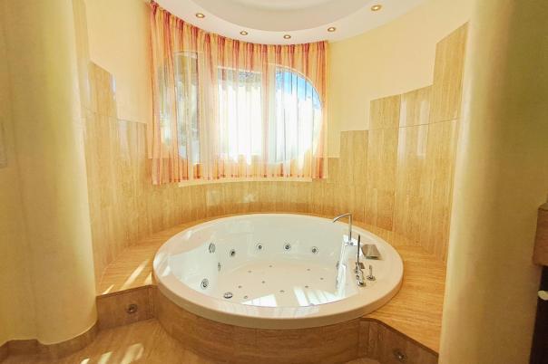 5 bed villa in Altea