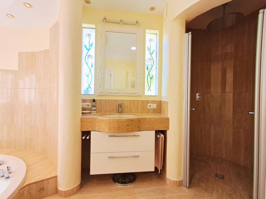 5 bed villa in Altea