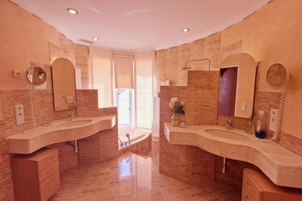 5 bed villa in Altea