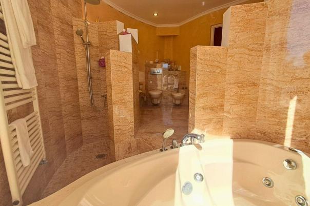 5 bed villa in Altea